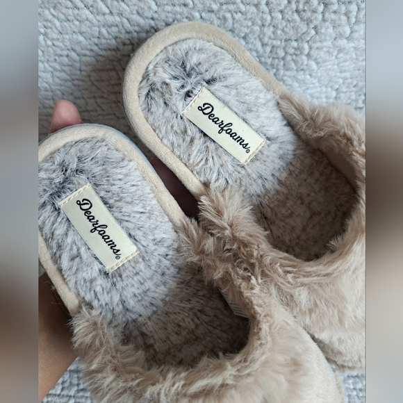 Women's Dearfoams Brown Fuzzy Slippers - Picture 6 of 8